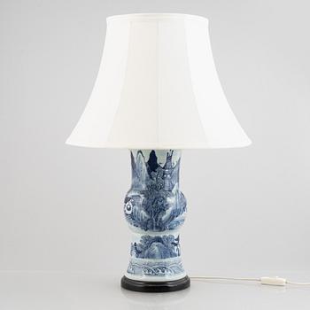 Vas/bordslampa, porslin. Sen Qingdynasti.