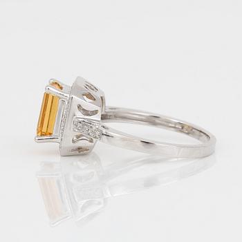 RING, 14K vitguld med trappslipad citrin, ca 1,64 ct, och åttkantslipade diamanter. Total vikt ca 3,59 g.