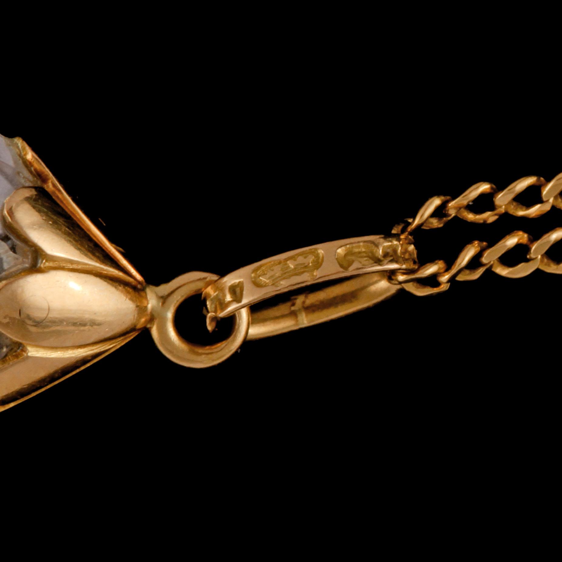 HÄNGE, 18k guld med briolettslipad bergkristall, Stockholm. Vikt 6 g.