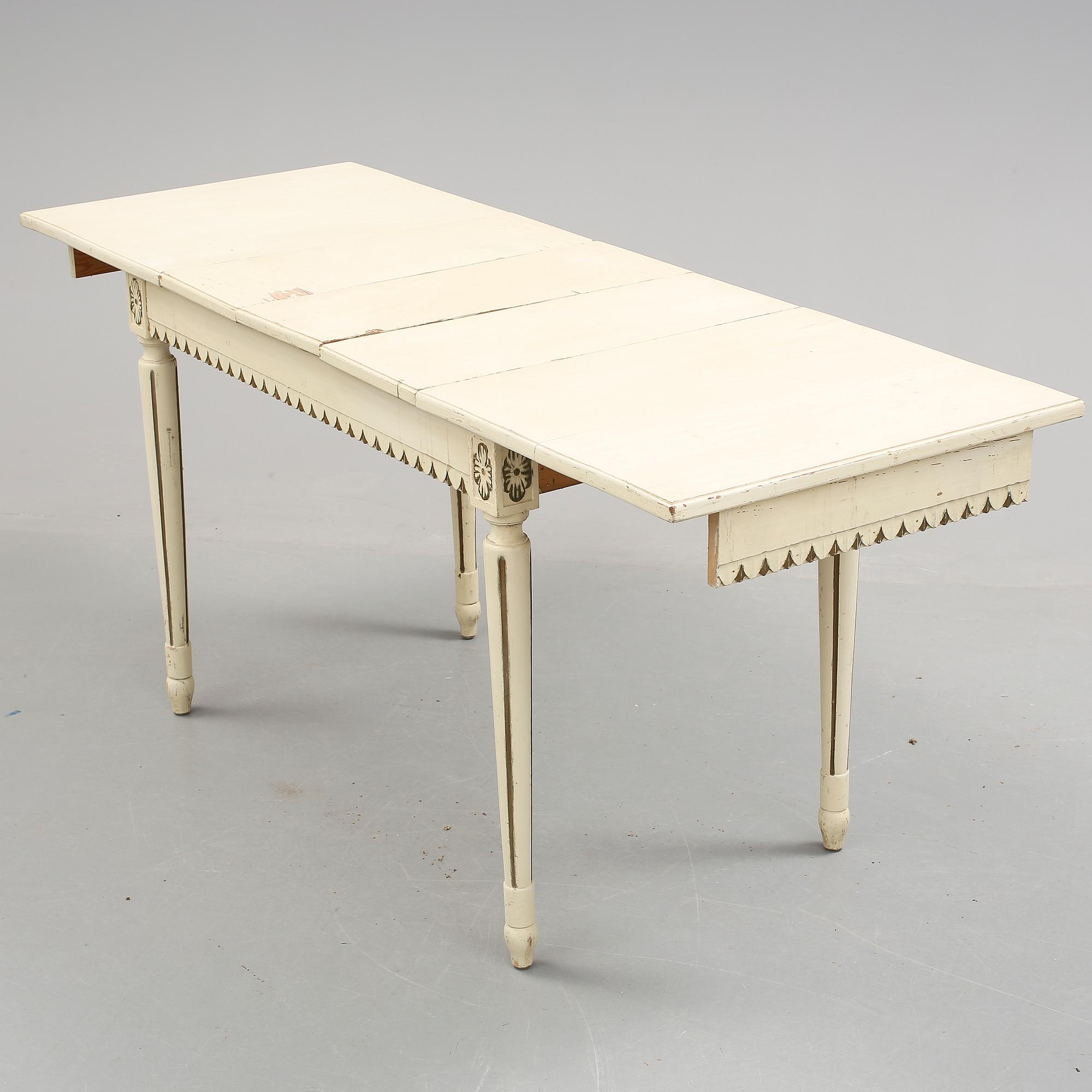 MATBORD, med tre iläggsskivor, gustaviansk stil, 1900-talets början.