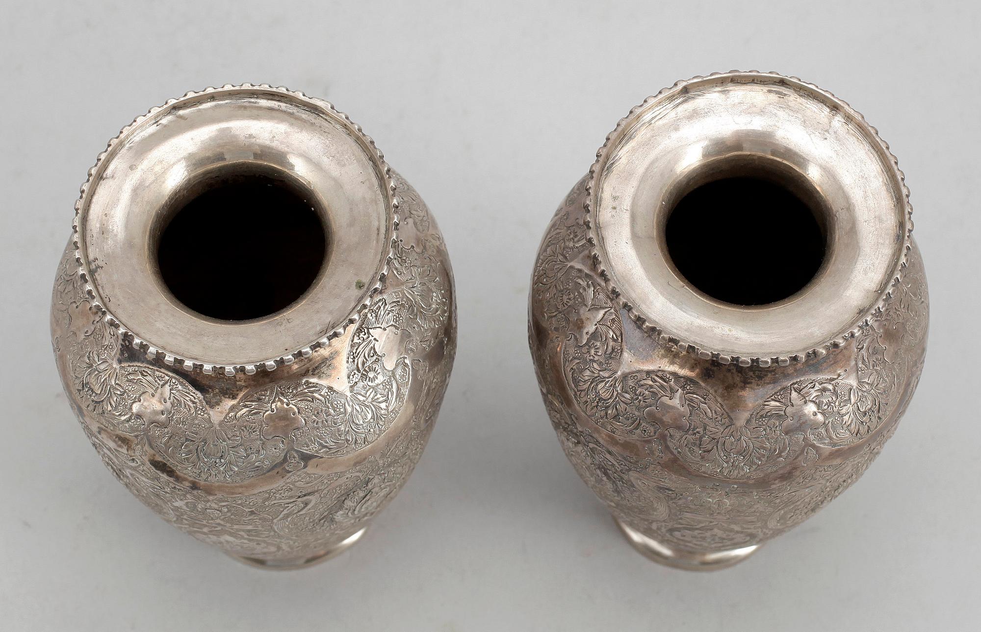 URNOR, ett par, silver, Persien, omkr sekelskiftet 1900. Totalvikt: 310 gram.