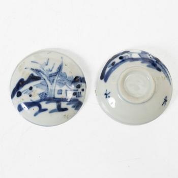 Skålar, tre stycken, samt litet blåvitt ytterfoder och lackask, porslin, Qingdynastin, 1800-tal.