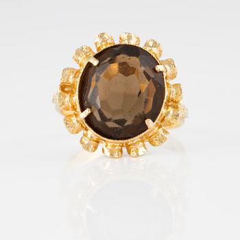 RING, 18K guld med fasettslipad rökkvarts, utländska stämplar. Vikt 7,2 gram.