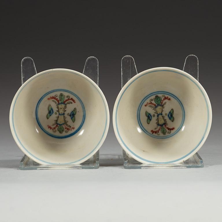A pair of small wucai bowls, Qing dynasty (1644-1912).