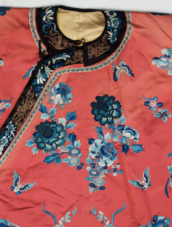 A Chinese embroidered silk robe, late Qing dynasty, circa 1900.