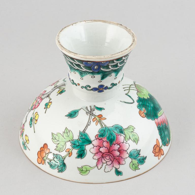 A famille rose footed dish, Qing dynasty, late 19th/early 20th century.