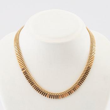 An 18K gold necklace by Unoaerre Italy.