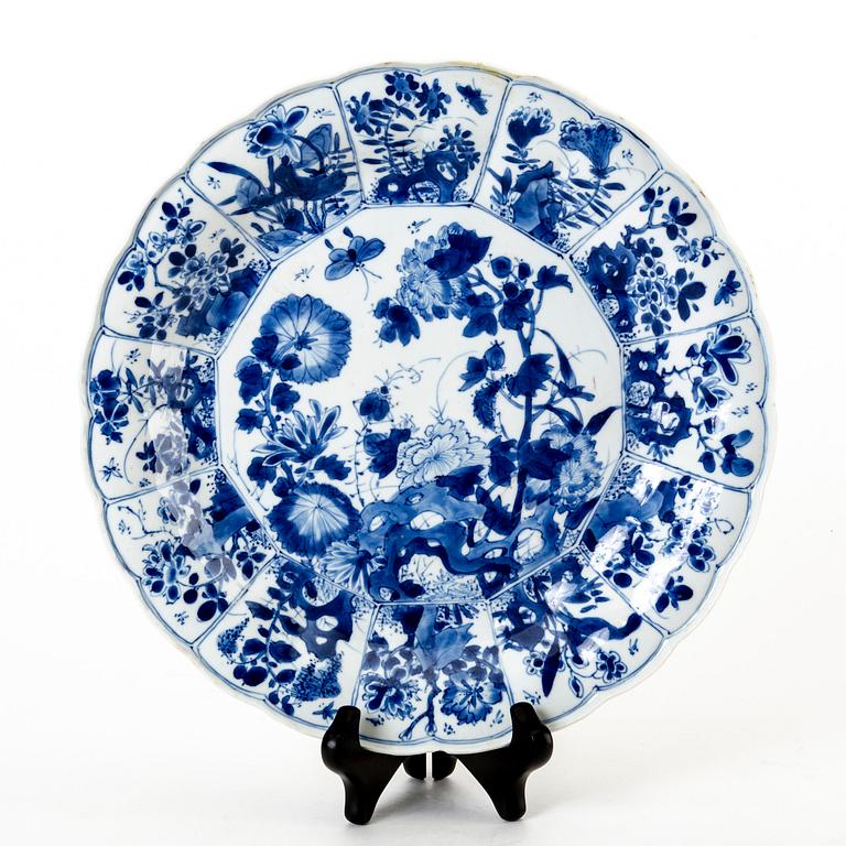 A Chinese bowl Qing dynasty Kangxi (1662-1722) porcelain.