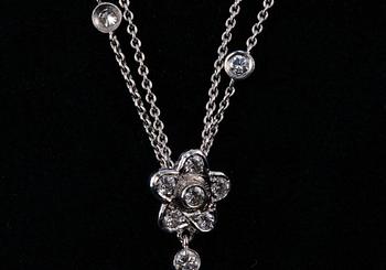 A NECKLACE, brilliant- and drop cut diamonds c. 2.56 ct. 18K white gold, weight 11 g.