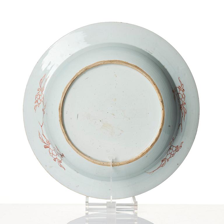 A large famille rose basin, Qing dynasty, 18th century.