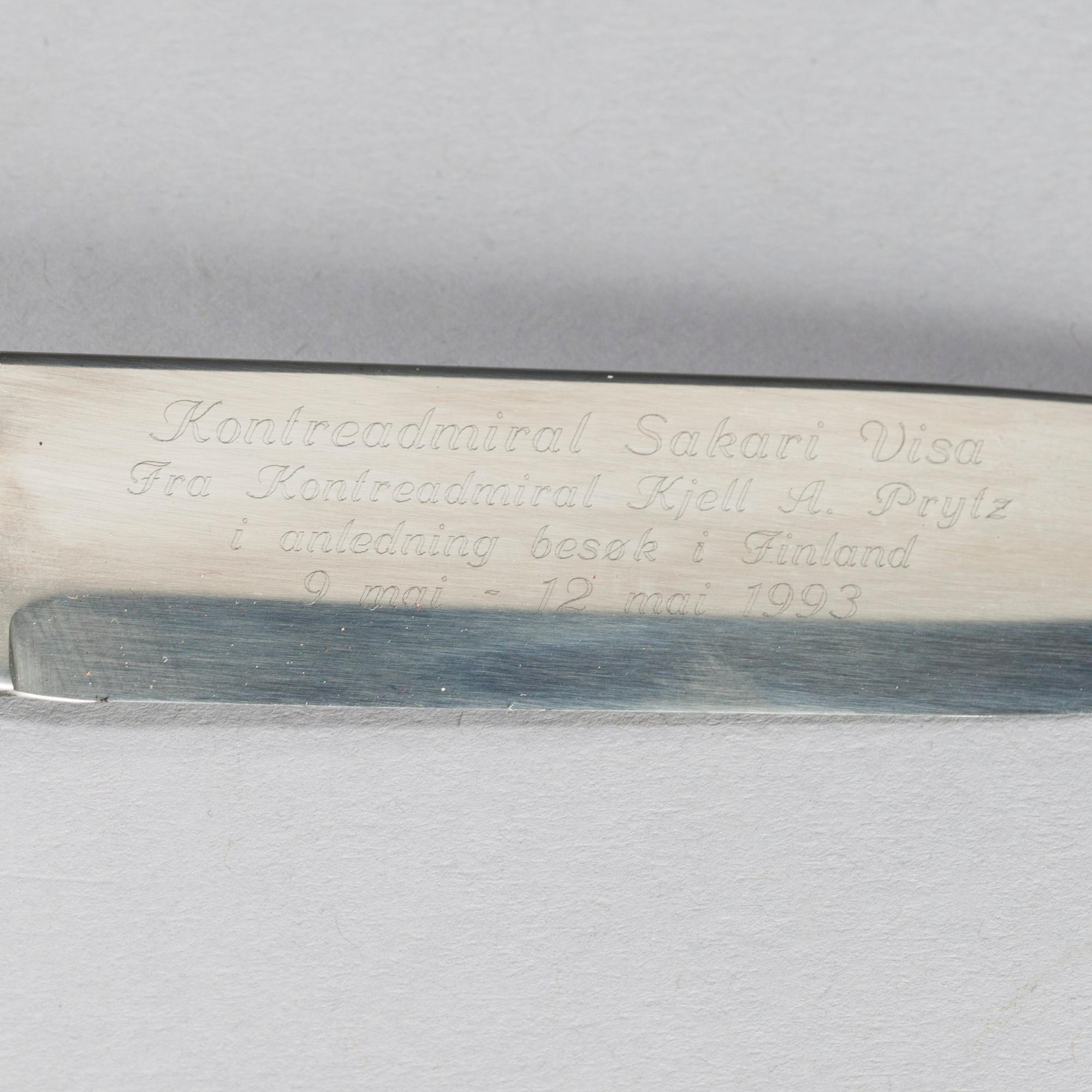 KNIV, David Andersen, sterling silver och läder, Norge, 1993.
Gåva till marinens kommendör, konteramiral Sakari Visa.