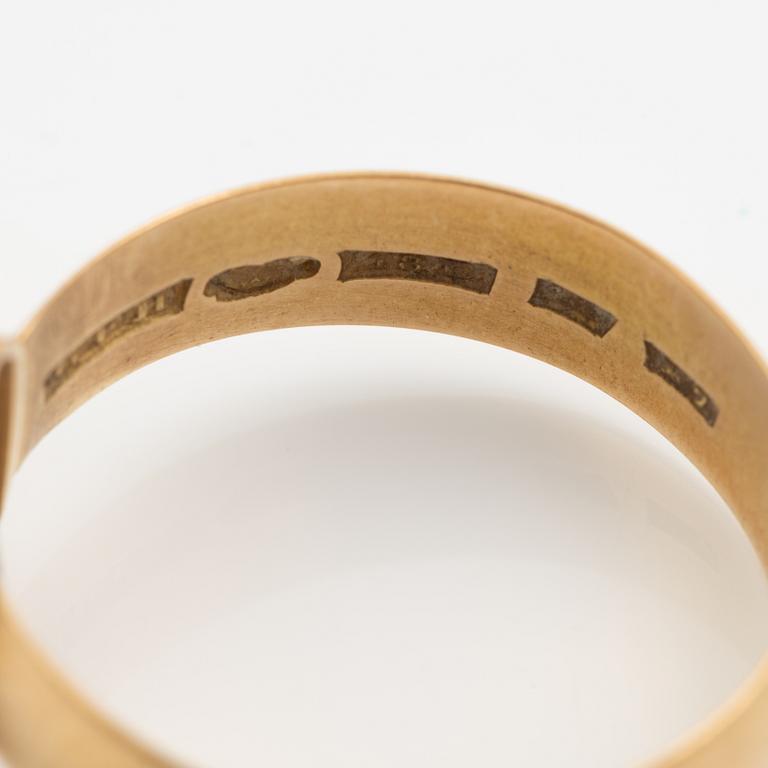 Ring 18K gold with white synthetic spinel.