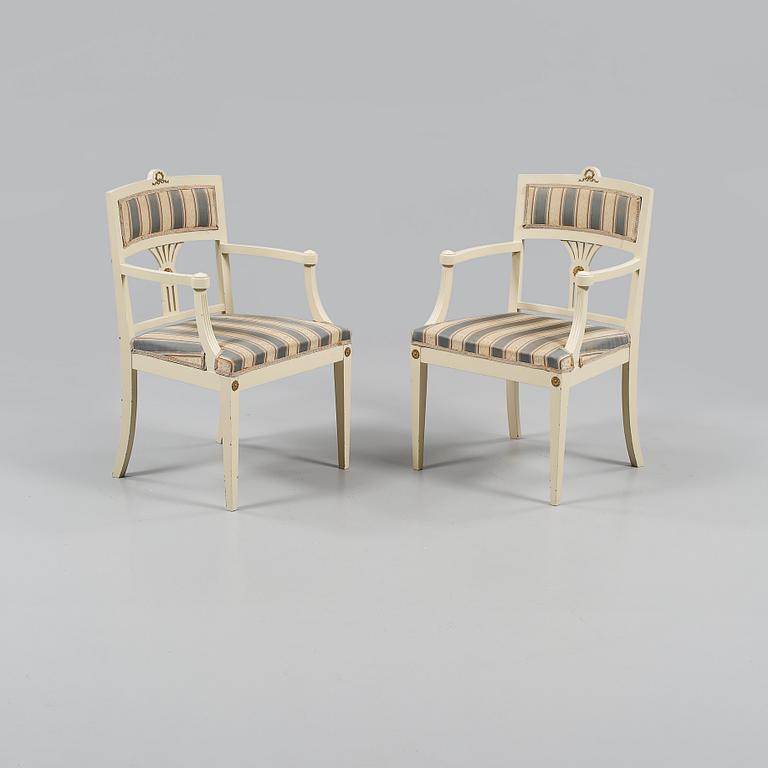 KARMSTOLAR, ett par, 1900-talets första hälft.