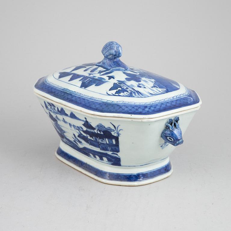 A blue and white tureen with cover, Qing dynasty, Qianlong (1736-95).
