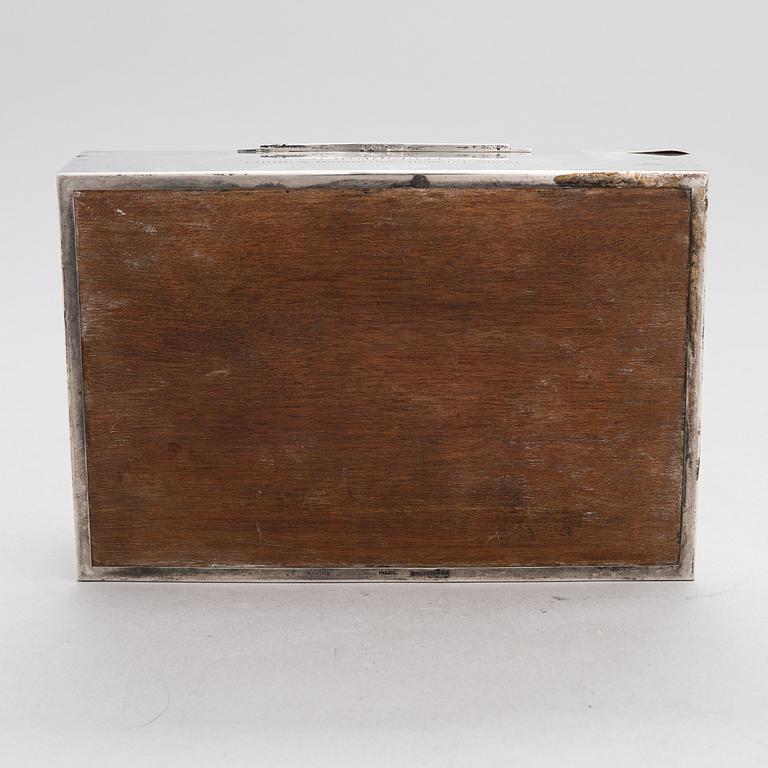 A silver cigar box, Finnish controlmark by Oskar Lindroos, Helsinki 1942.