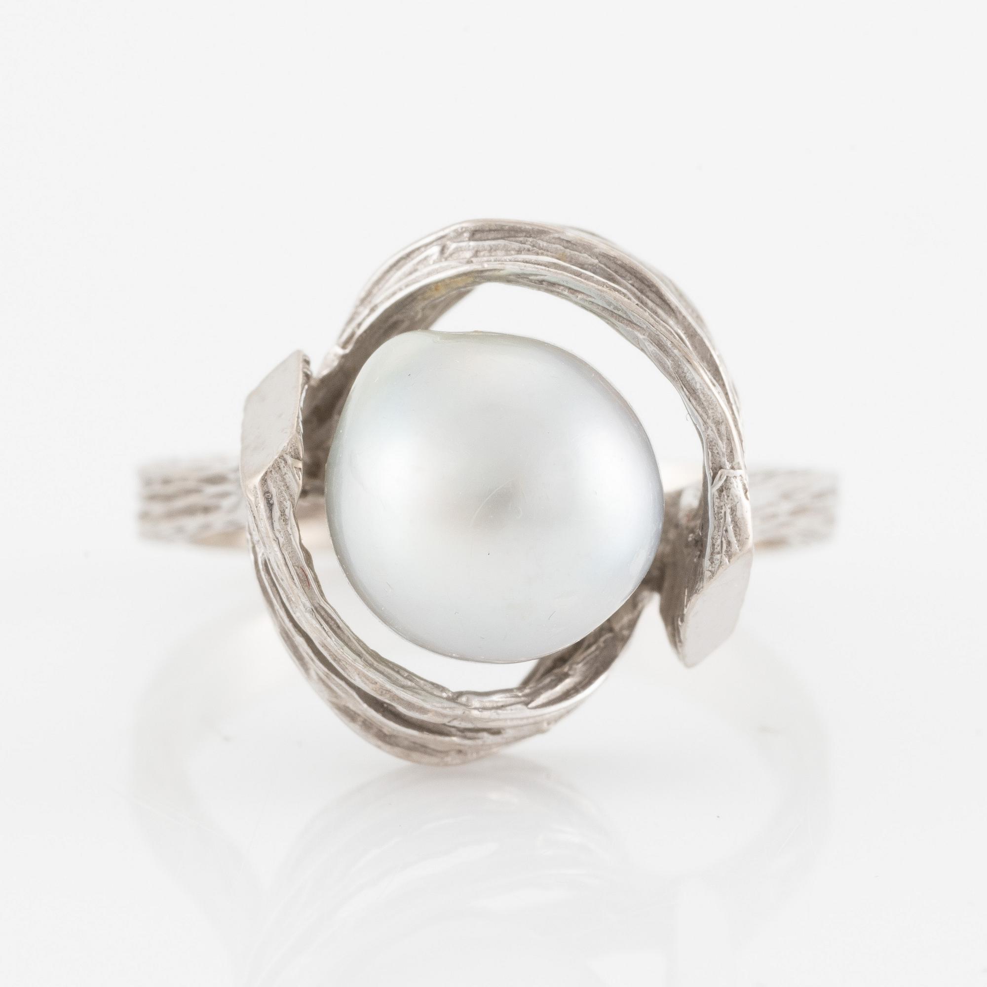 Ring 18K white gold with a cultured pearl.