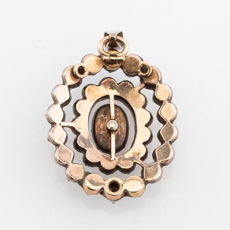 Pendant of gold and silver with rose-cut diamonds.