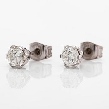 Örhängen, 14K vitguld med runda briljantslipade diamanter ca 1.01 ct totalt. E.G.L certifikat.