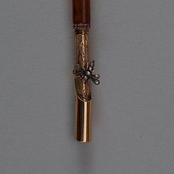 PENNSKAFT, guld, emalj, pärla och rosenstenar, omärkt, 1800-talets andra hälft. Ristat invtarie nr. 8222.