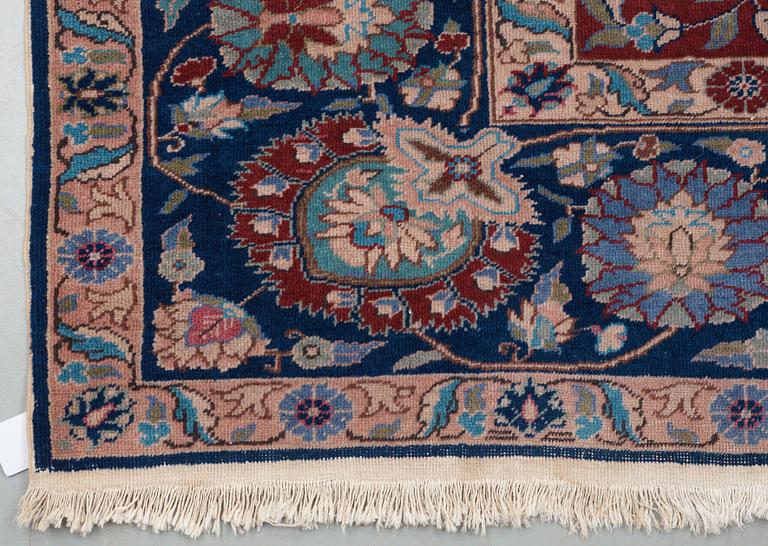 SEMI-ANTIQUE TURKISH. 407,5 x 295 cm (as well as a few cm flat weave on each end).