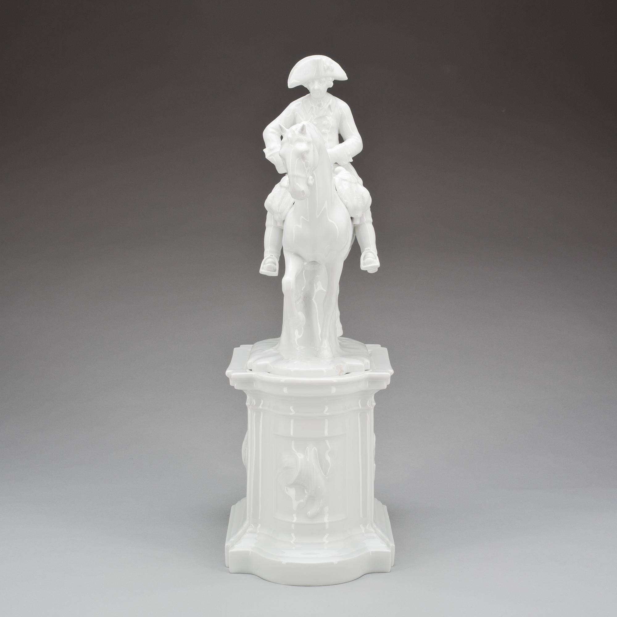 FIGURIN på POSTAMENTE, porslin, Fürstenberg, 1900-tal.