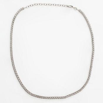 Tenniskaulakoru/-rannekoru, 14K valkokultaa ja timantteja n. 6.96 ct yht. AIG todistuksella.