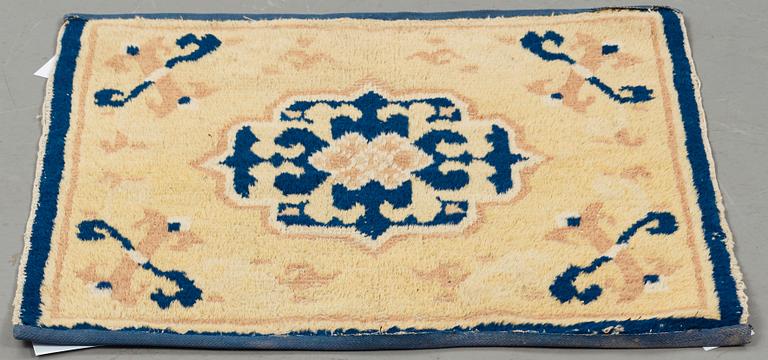 MATTO, A MEDITATION RUG, an antique Ningxia, China, late Qing, ca 60 x 66,5 cm.