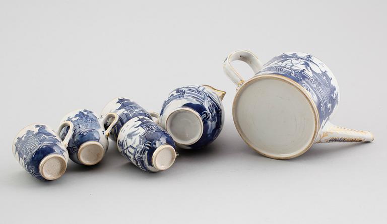 TEKANNA, TILLBRINGARE SAMT KOPPAR, 4 st, porslin, Kina, Qianlong 1736-1795.