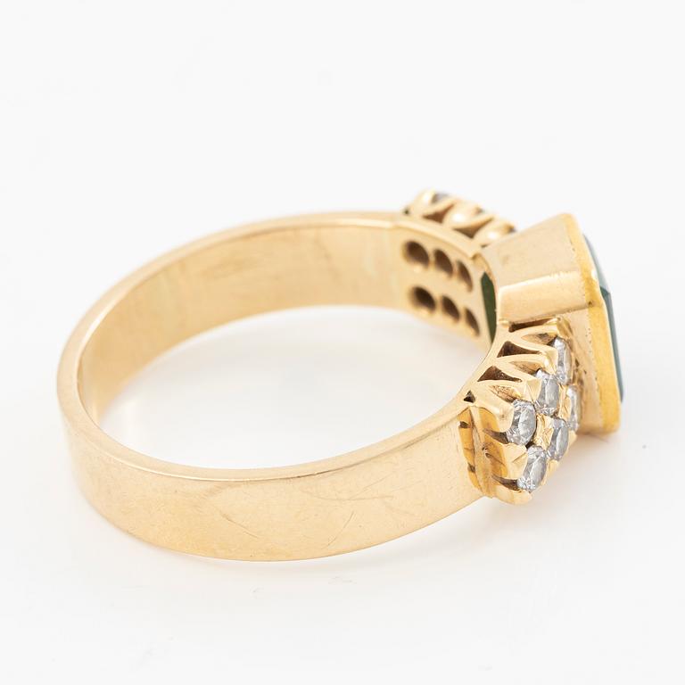 Ring 18k guld med en fasettslipad smaragd och runda briljantslipade diamanter.