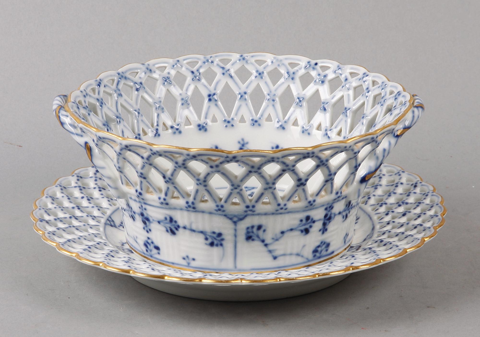 GALLERSKÅL PÅ FAT, Porslin. "Musselmalet", Royal Copenhagen.