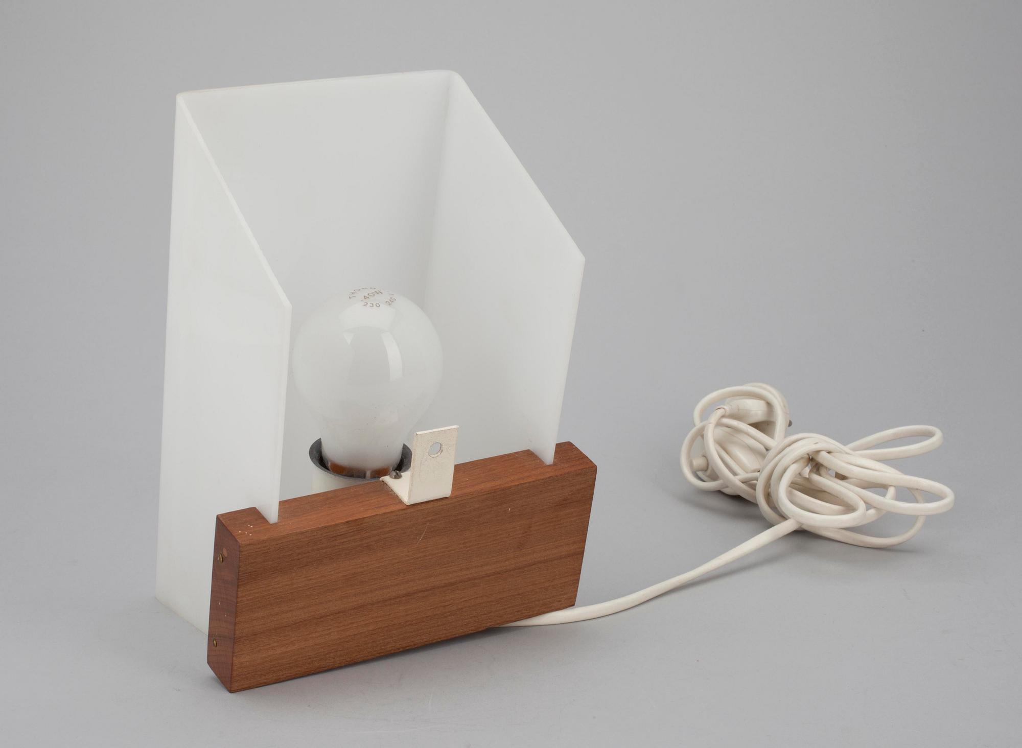 VÄGGLAMPA, akryl samt teak, design Yki Nummi, Sanka, 1900-talets mitt.