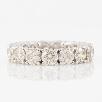 Ring in 18K gold with round brilliant-cut diamonds, full eternity band.