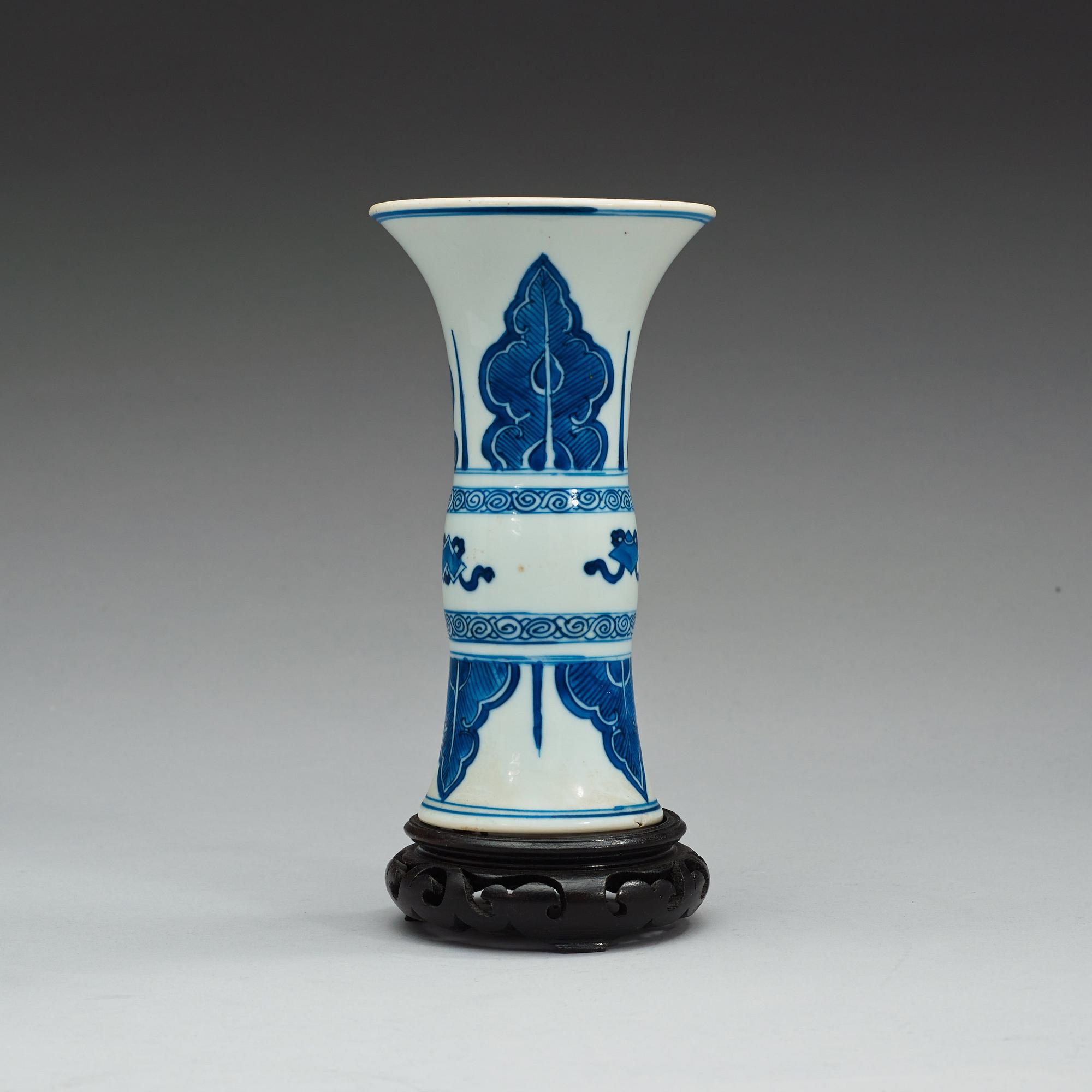 A blue and white Gu shaped vase, Qing dynasty, Kangxi (1662-1722).