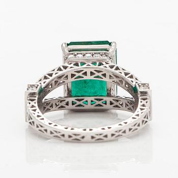 Ring, 14K vitguld, med smaragdslipad smaragd samt diamaner. IGI sertifikat medföljer.