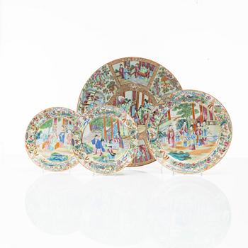 Fat, samt tallrik och två assietter, porslin. Qing dynastin, Kanton, 1800-tal.