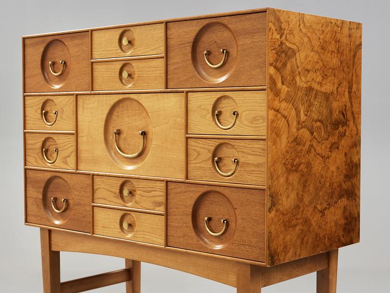 JOSEF FRANK, skåp, Firma Svenskt Tenn, 1965, modell 2237.