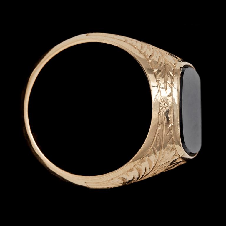 KLACKRING, guld och onyx, Polen. Ca 18 g.