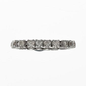 A CHAIN RING, 14K white gold. Brilliant cut diamonds c. 1.10 ct. Size 17,5. Weight 4,3 g.