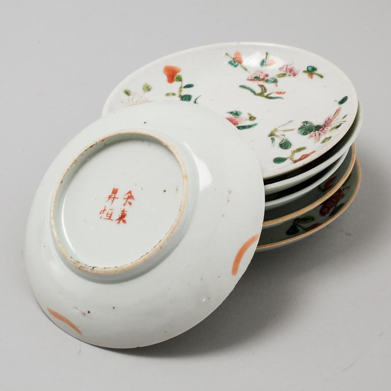 A collection of Chinese porcelain tableware,
