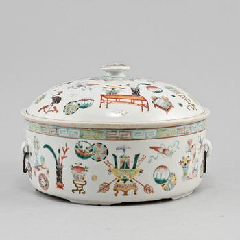 KAROTT MED LOCK, porslin, Kina, 1800-tal.