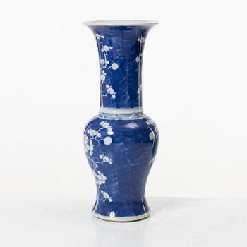A blue and white porcelain vase, China, Qing dynasty, 19th century.