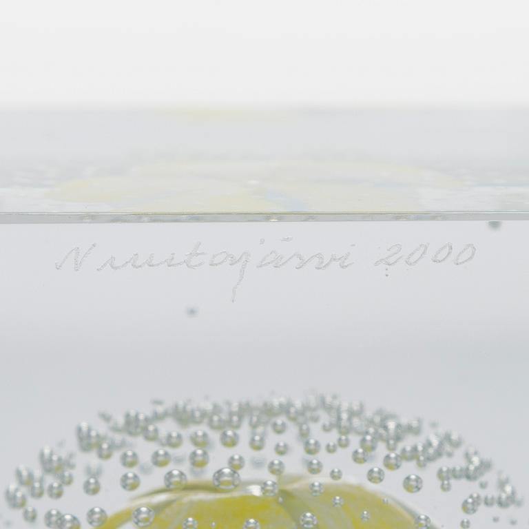 Oiva Toikka, annual glass cube 2000, signed Oiva Toikka Nuutajärvi 2000, 912/2000.