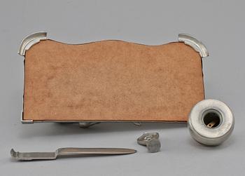 SKRIVBORDSUPPSATS, 4 delar, tenn, 1940.