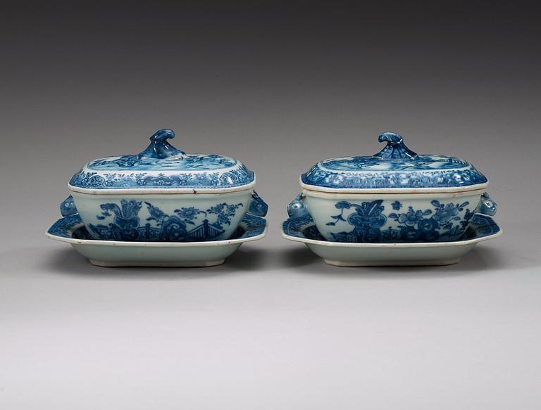 A pair of blue and white butter tureens with covers and stands, Qing dynasty, Qianlong (1736-95).