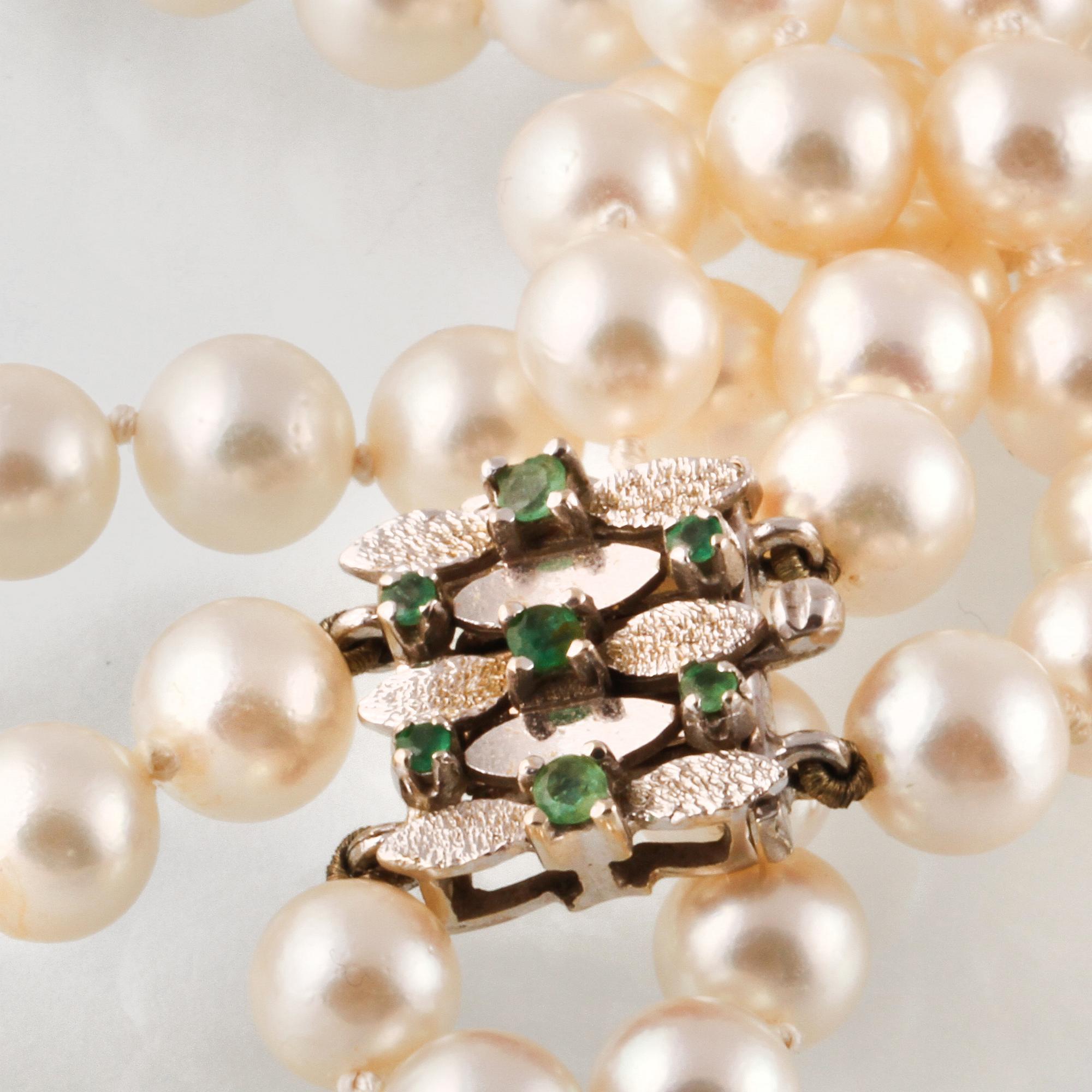 COLLIER, odlade pärlor med lås i 18K vitguld och 7 fasettslipade smaragder, importstämplat.