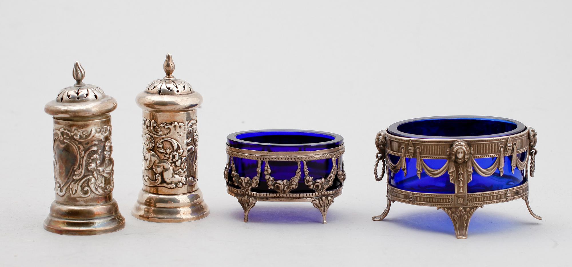 SALTKAR 2 st SAMT PEPPARSTRÖARE 1 par, silver, bl a England. Vikt ca 146 g.