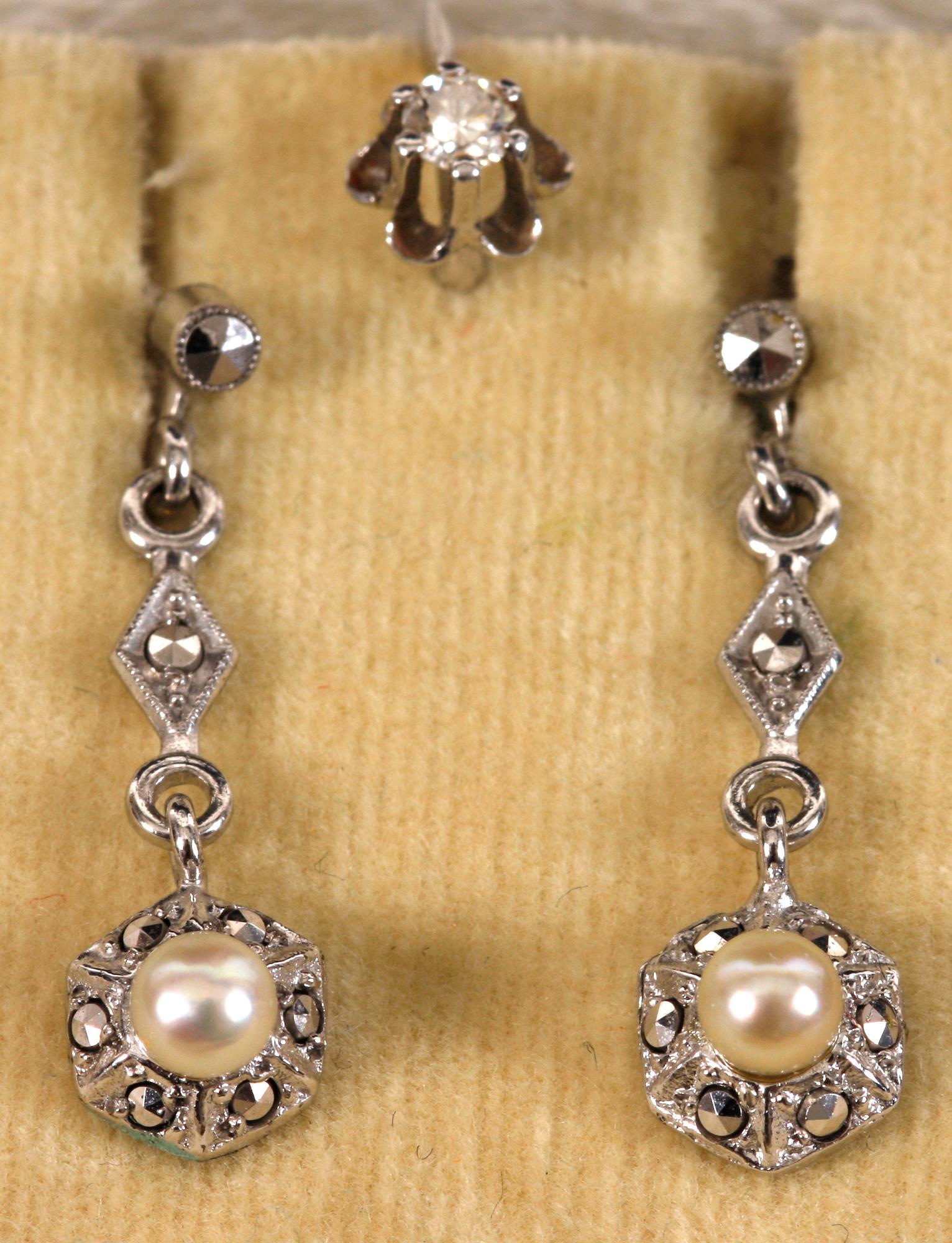 ÖRHÄNGEN, ett par, samt ÖRHÄNGE, silver resp. vitguld, pärlor o briljant.