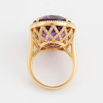Cocktailring, med oval fasettslipad ametist med briljantslipade diamanter.
