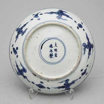 SKÅLFAT, åtta stycken, porslin. Ming dynastin, 1600-tal, med Xuande sex karaktärers märke.