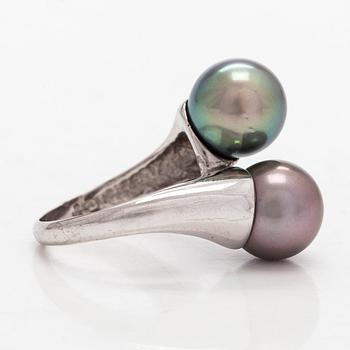 An 18K white gold ring with cultured Tahitian pearls.